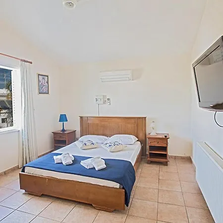 Magusta - Modern 4 Bedroom Ayia Thekla With Pool *