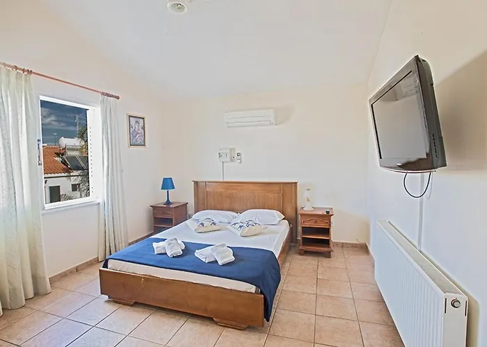 Magusta - Modern 4 Bedroom Ayia Thekla With Pool *