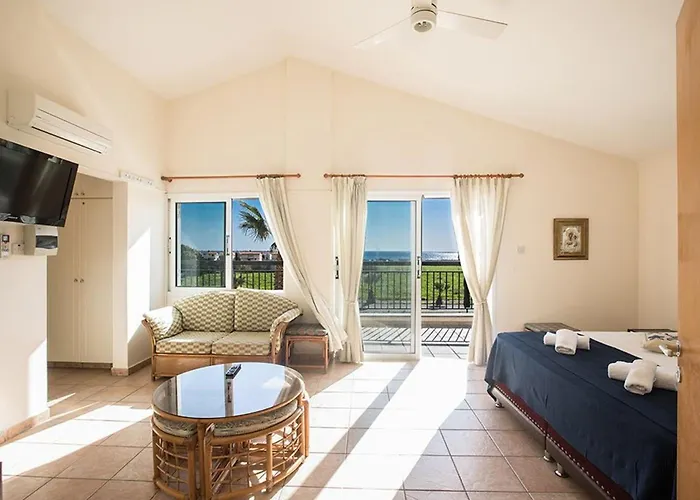 Villa Magusta - Modern 4 Bedroom Ayia Thekla With Pool *