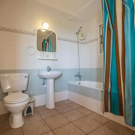 Villa Magusta - Modern 4 Bedroom Ayia Thekla With Pool