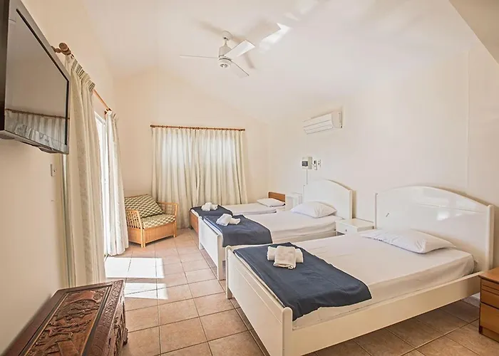 Magusta - Modern 4 Bedroom Ayia Thekla With Pool アヤナパ