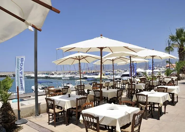 Magusta - Modern 4 Bedroom Ayia Thekla With Pool アヤナパ