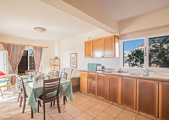 Magusta - Modern 4 Bedroom Ayia Thekla With Pool *